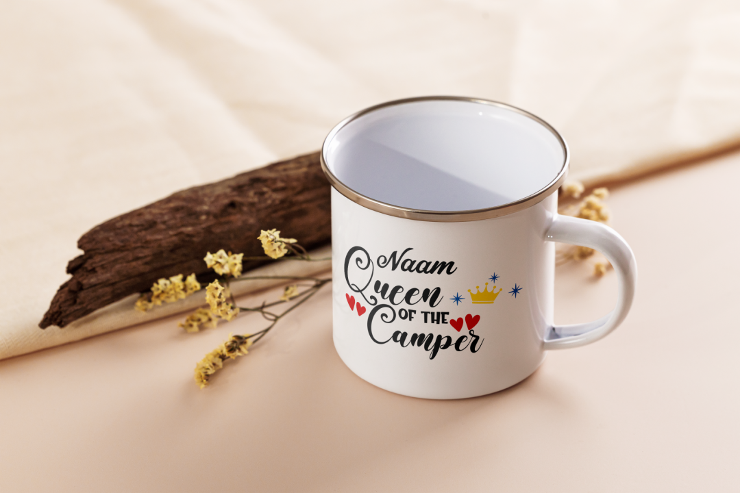Emaillen mok “Queen of the camper” met eigen naam Op