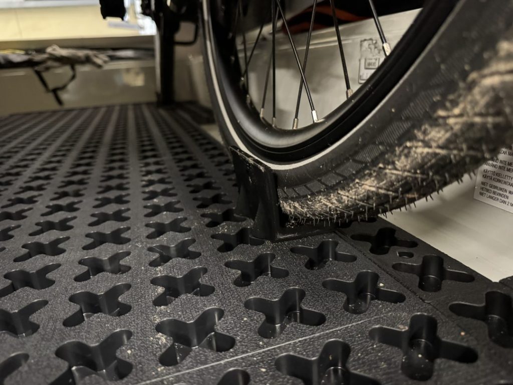 Fietswielen vastgezet met Tmat systeem in campergarage