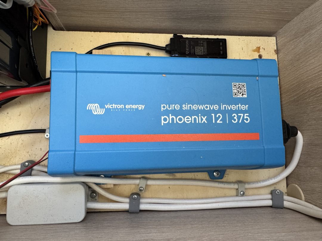 Victron Phoenix 12/375 omvormer in onze camper